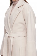 Молочное зимнее пальто на запах фото 2