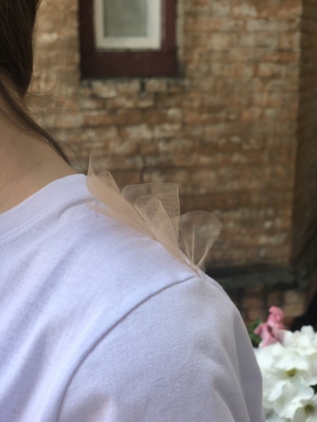 Біла футболка з персиковим фатином з боків2695 купить