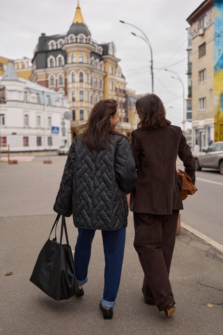 Чорна стьобана куртка 40464046 купить