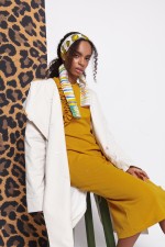 Белая парка под пояс с пуговицами фото 5