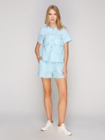 Короткая блуза с коротким рукавом и накладными карманами на груди фото 1