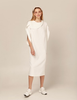 Белое платье прямого силуэта с плисеровкой2893 купить