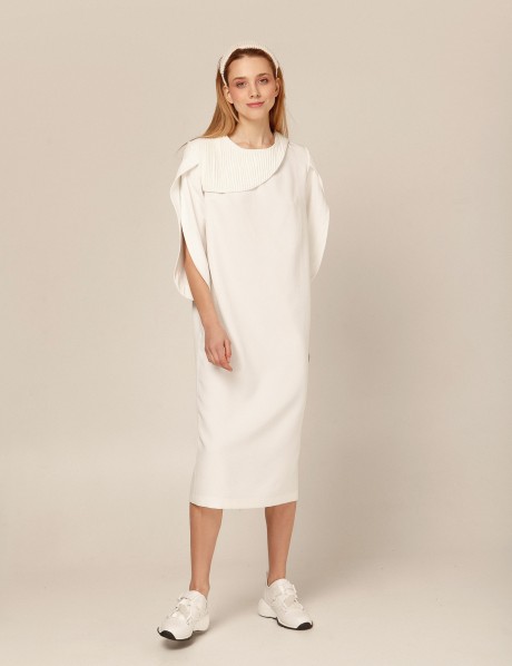 Белое платье прямого силуэта с плисеровкой2893 купить