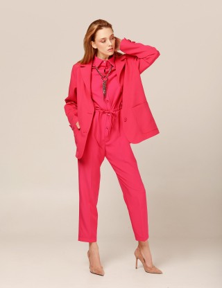 Комбинезон рубашечного типа с заужеными брюками. кулиской на поясе и застежкой на пуговицах2933 купить