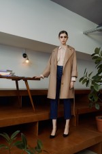 Бежевый плащ с английским воротником фото 0