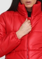 Красная короткая куртка фото 3