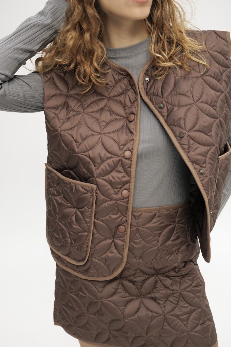 Коричневий стьобаний жилет 39153915 купить