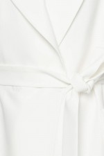 Белое пальто средней длины фото 3