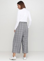 Укороченные свободные брюки в клетку фото 1