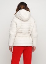 Короткая молочная куртка под пояс фото 2