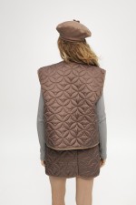 Коричневий стьобаний жилет 3915 фото 7