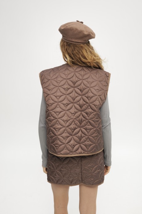 Коричневий стьобаний жилет 39153915 купить