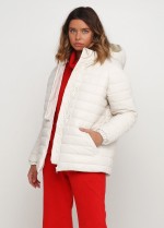 Короткая молочная куртка под пояс фото 1