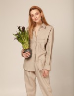 Обьемная бежевая рубашка с карманами фото 2