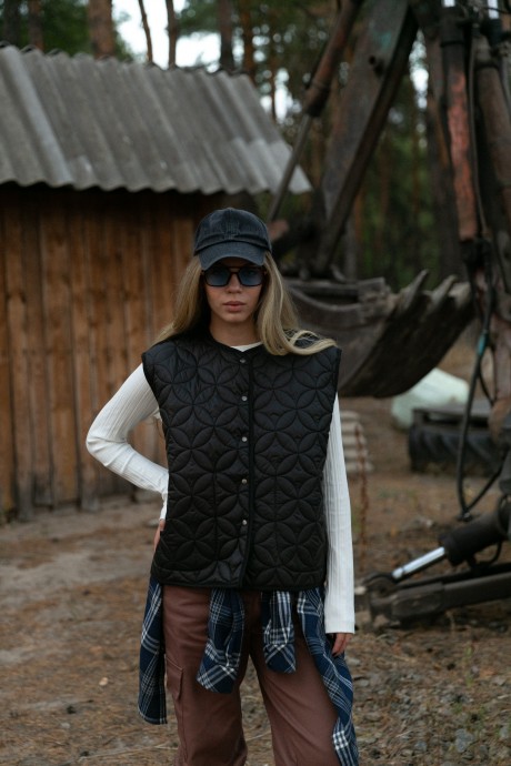 Чорний стьобаний жилет 38813881 купить