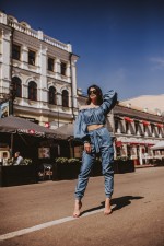 Штани з легкого джинсу з кишенями фото 3