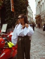 Белая рубашка с апликацией ручной работы фото 3