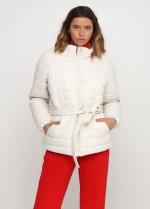 Короткая молочная куртка под пояс фото 0