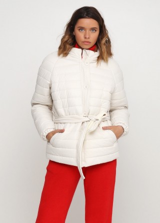 Короткая молочная куртка под пояс2483 купить