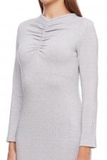 Коротка срібляста сукня, прямого силуету зі складанням по грудях. фото 2