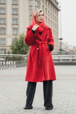 Пальто красного цвета фото 0